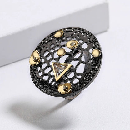 Exaggerated ring with personality for women, round hollow ring with two colors, Black Gold, two colors